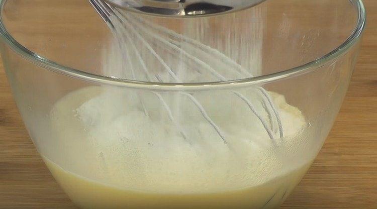 Cerneti faina si amestecati aluatul.