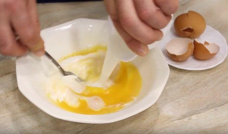 Adicione o leite à massa de ovos.