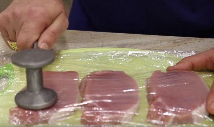 Batemos cada pedaço de carne.