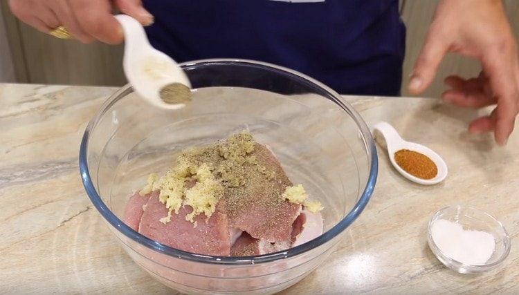 Costeletas de pimenta, adicione especiarias.