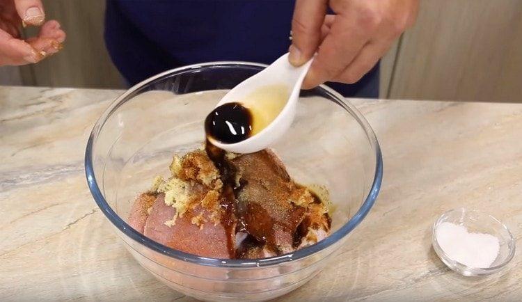 Adicione o molho de soja e misture a carne.