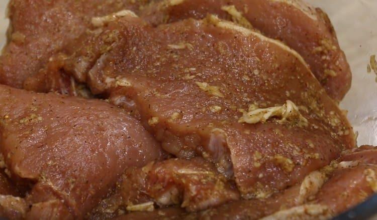 deixe a carne por 2 horas para marinar.