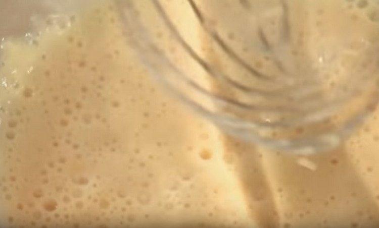 Afegir la farina i batre la barreja.