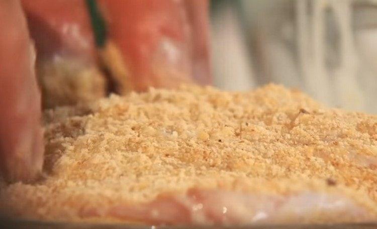 Introduïu els trulets a la planxa i, tot seguit, torneu-los a pa ratllat.