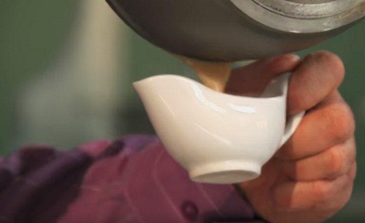 Preparant la salsa per servir.