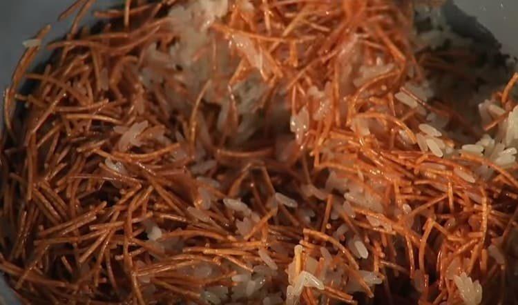 Afegiu els fideus fregits a l’arròs i cuinem fins que estiguin cuits.