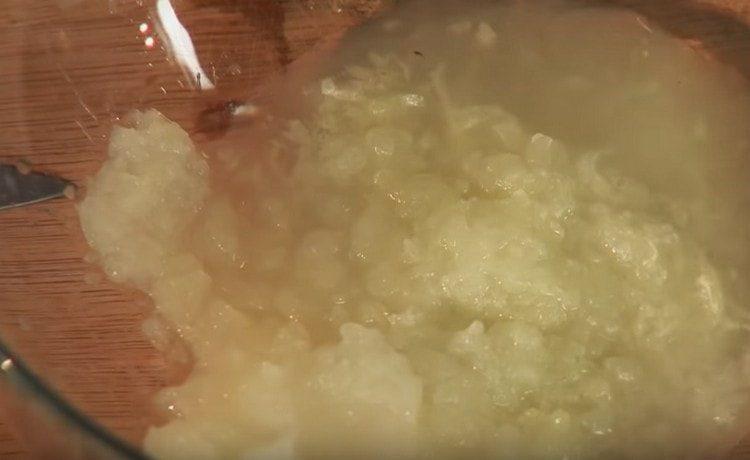 fregueu la ceba i els alls en una ratlladora fina.