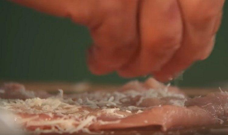 espolseu la carn amb parmesà ratllat i fregueu-la.