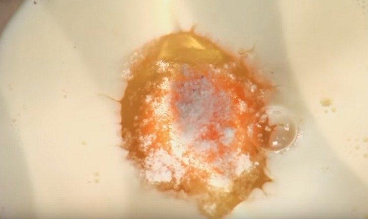 Per fer el batedor, preneu llet, sal, ou.