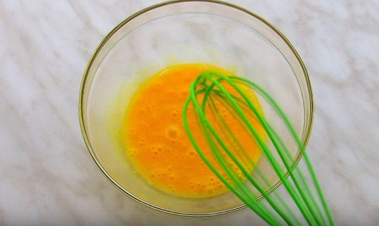 Bateți ouăle într-un bol separat.