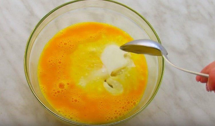 Adăugați ouă de kefir și ulei vegetal.