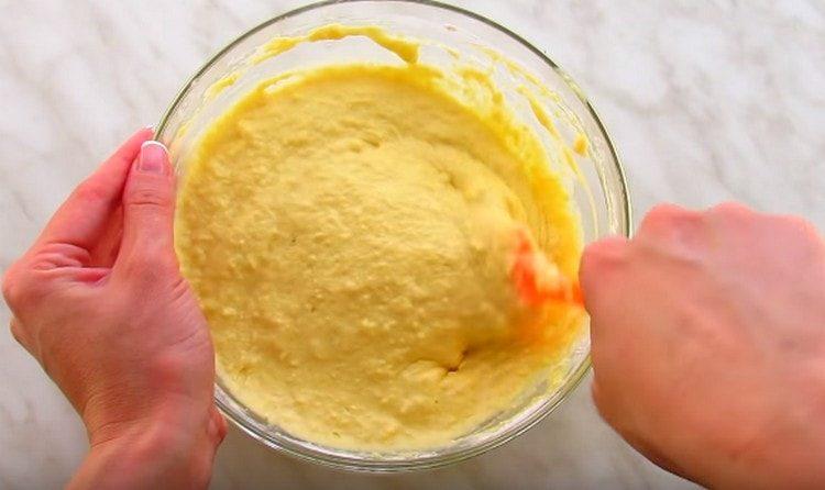 Adăugați ingrediente uscate la componentele lichide și amestecați.