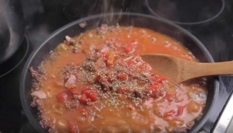 Agregue romero y tomillo.