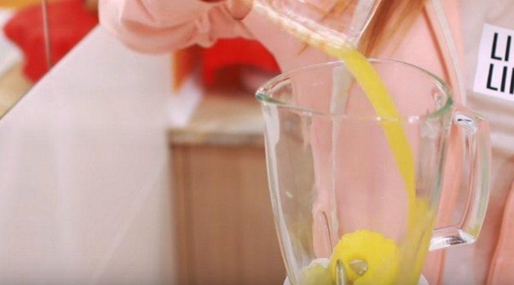 Adicione o suco de abacaxi.