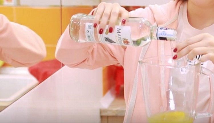 Adicione o rum branco ao liquidificador.