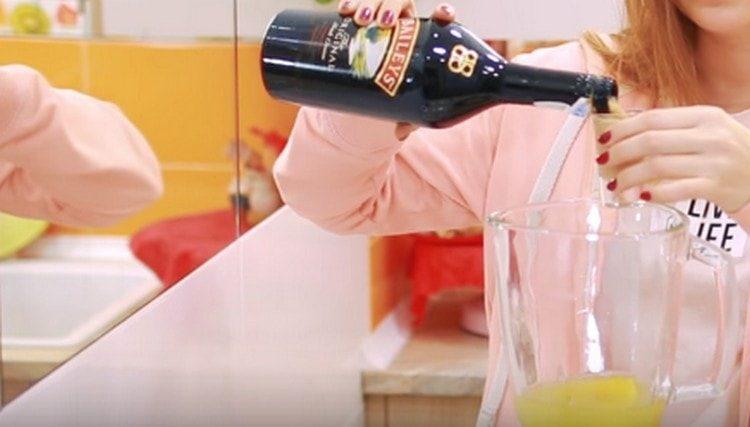 Em seguida, adicione o licor de Bailey.