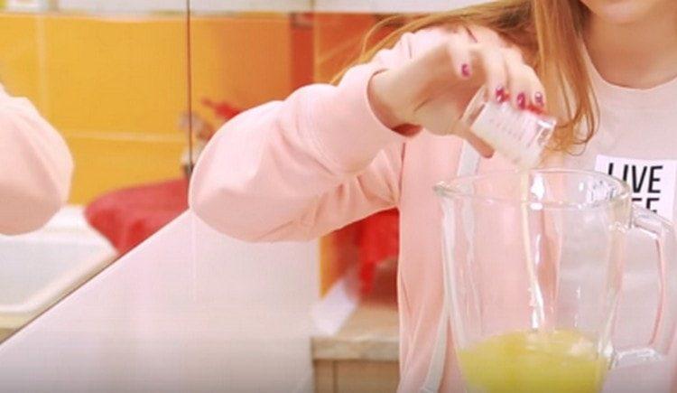 Adicione o creme ao coquetel.