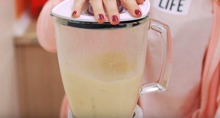 Bata os ingredientes com um liquidificador.