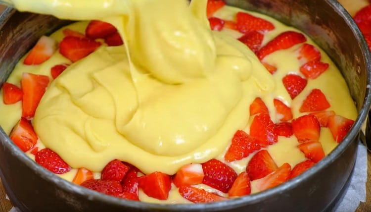 Ikalat ang pinong tinadtad na mga strawberry sa masa at punan ng natitirang kuwarta.