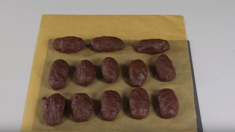 Wir teilen die Biskuitcrememasse in Portionen auf.