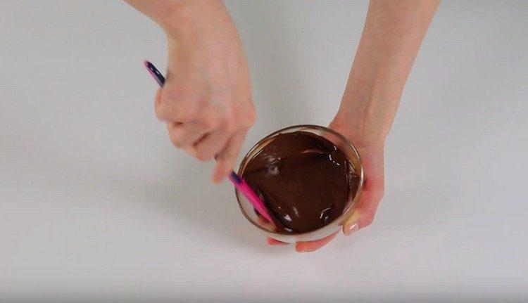 Schokoladenfondant aus Kakao und Butter kochen.