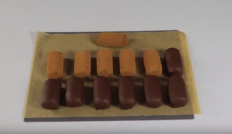 Kartoffelkuchen in Fudge tauchen und aushärten lassen.