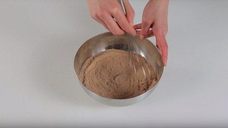 Zuerst greifen wir in die trockenen Zutaten für die Herstellung des Kekses ein.