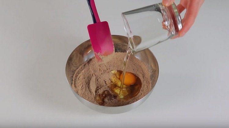 Fügen Sie Butter und Pflanzenöl, Ei hinzu, um Zutaten zu trocknen.