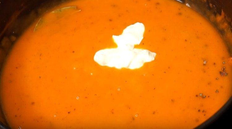 Ajoutez la crème sure à la sauce presque finie.