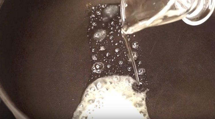 mettez un morceau de beurre dans une casserole, versez également de l'huile végétale.