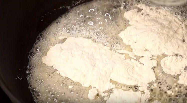 Ajouter la farine à l'huile et mélanger avec un fouet.