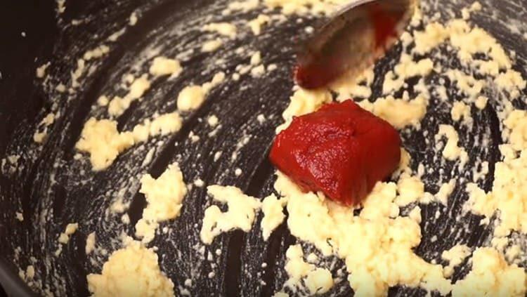 Ajouter la pâte de tomates à la farine.