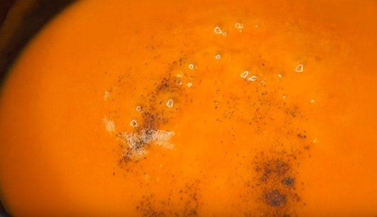 Ajouter le poivre, le paprika.