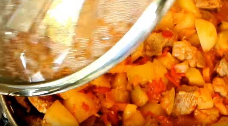 Se fierbe tocană timp de 10 minute, se sare și se arde.