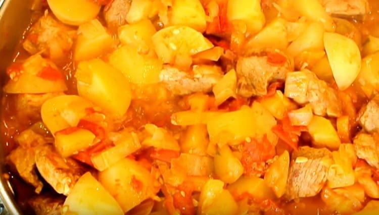 Friptura delicioasă de dovlecei este gata.