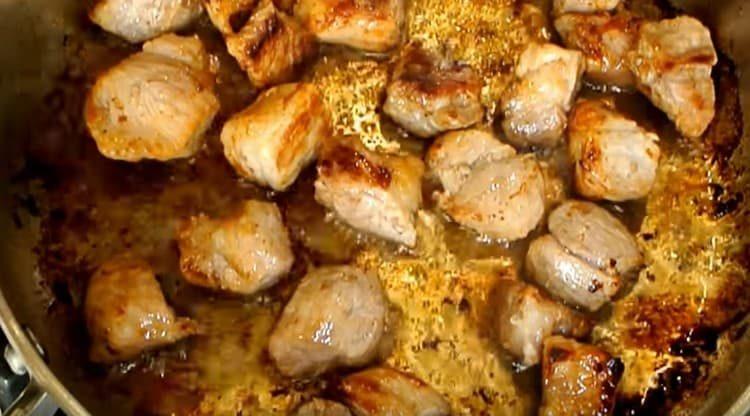 Prăjiți carnea până se rumenesc.