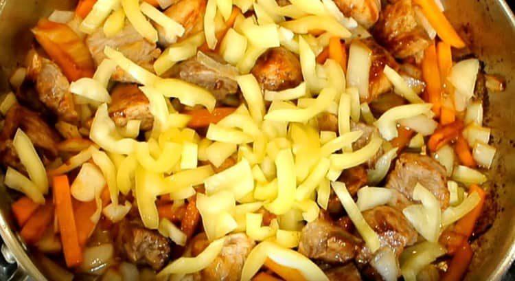 Adăugați ardeiul dulce în tigaie.