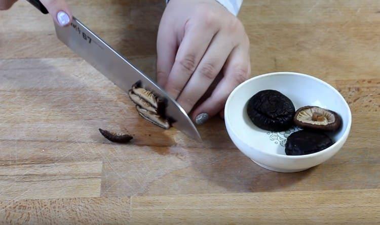 felii de ciuperci shiitake.