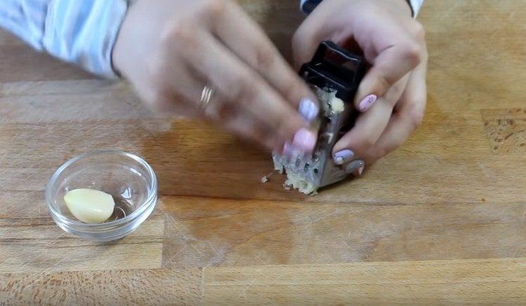 Trei usturoi pe o răzătoare fină.