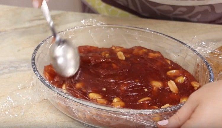 Extendemos la masa en una forma cubierta con film transparente.