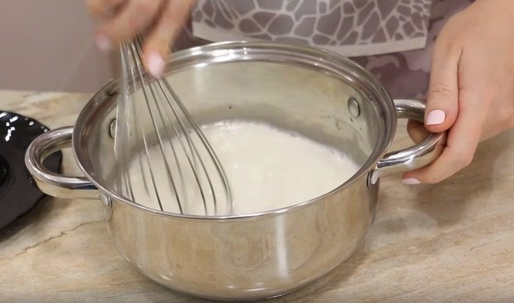 Mezclar el almidón con agua.