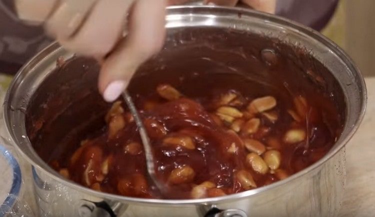 Agregue vainilla y maní a la masa.