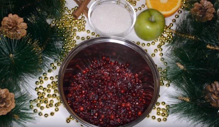 Brusinky bobule a nalijte do pánve.