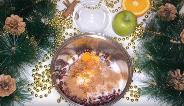 Přidejte cukr, pomerančovou kůru, skořici.