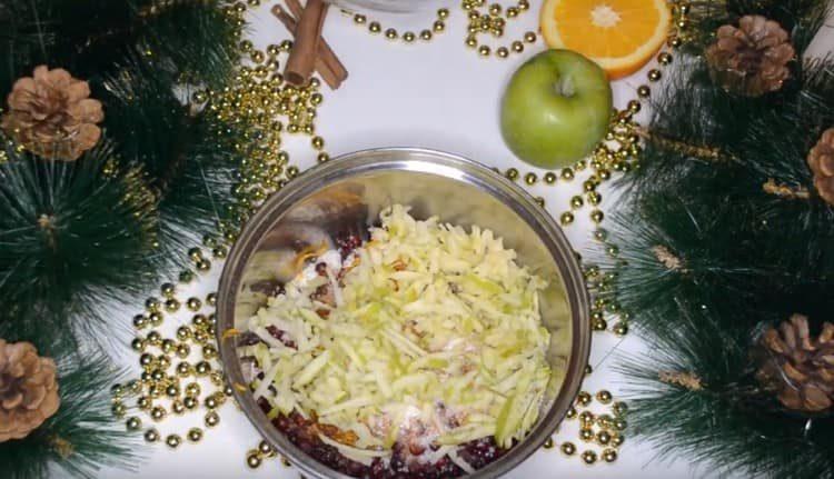 nastrouhejte loupané jablko a přidejte do brusinky.