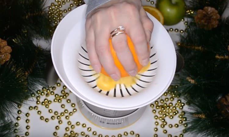 Stiskněte šťávu z jedné poloviny pomeranče.