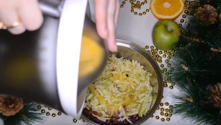 Do bobulí se také přidává pomerančová šťáva.