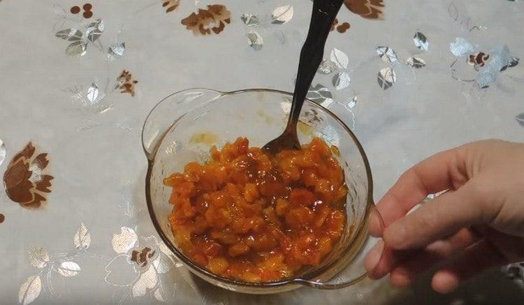 Mélangez le poulet avec de la confiture.