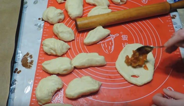 étirer des portions de la pâte en gâteaux plats, faire une incision d'un côté des gâteaux plats.