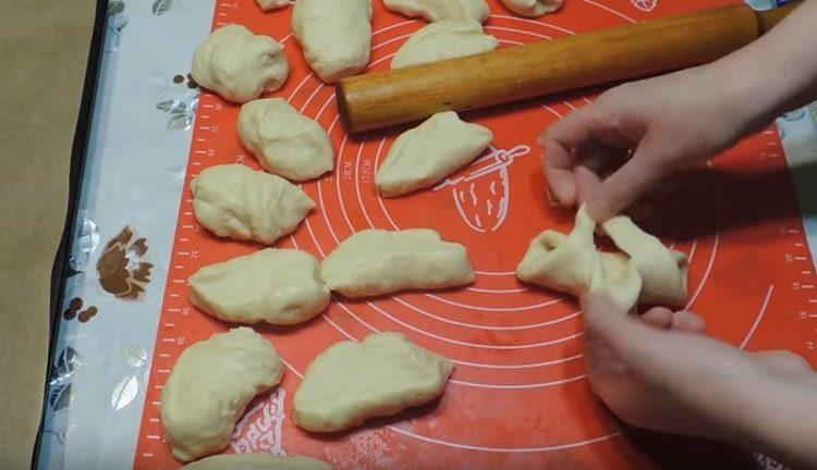 mettre la farce d'abricots secs, forme une tarte.